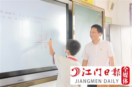 在大槐中学,郑小华坚持深入一线教学,他带来轻松有趣的学习方法,很受学生欢迎。 在大槐中学,郑小华坚持深入一线教学,他带来轻松有趣的学习方法,很受学生欢迎。