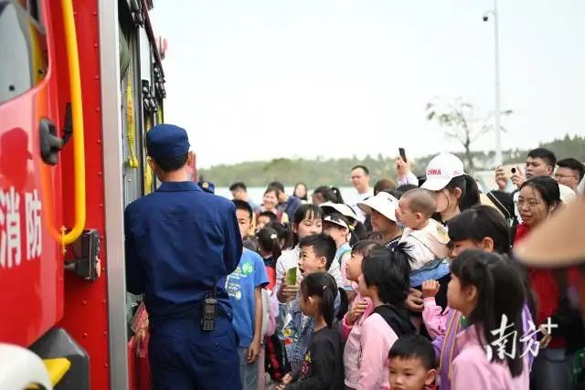 消防员叔叔也到场给孩子们进行科普教育。 图片