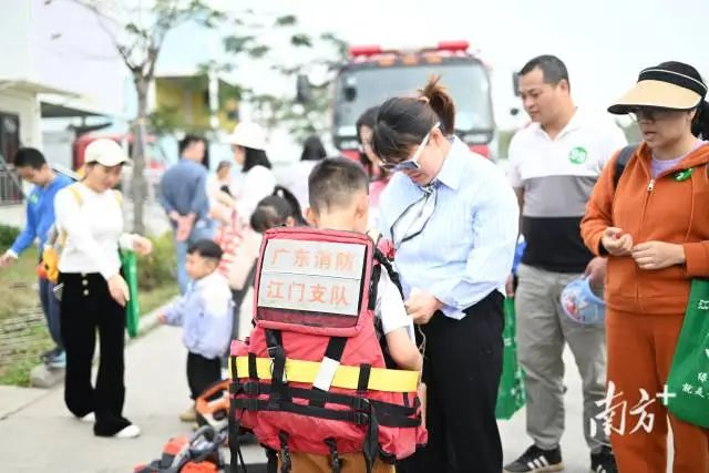 背上专业消防包,萌娃拿下“小小消防员”体验卡。 图片