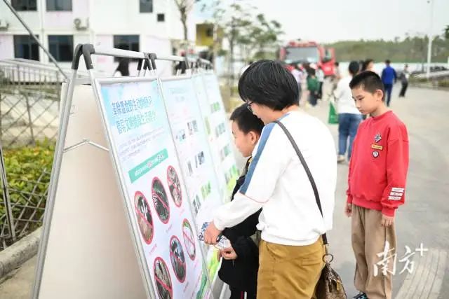 现场设置了科普展览,家长就地取材给孩子上科普课。 图片