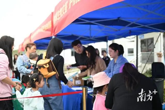 工作人员现场派发科普小手册。 图片