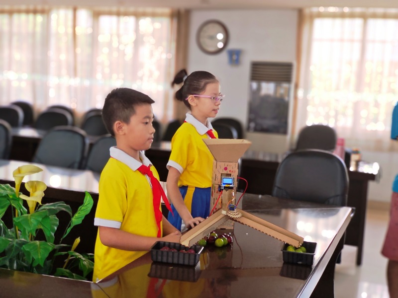 图一是范罗冈小学的人工智能应用项目答辩（题目好像是李子分离器）.jpg